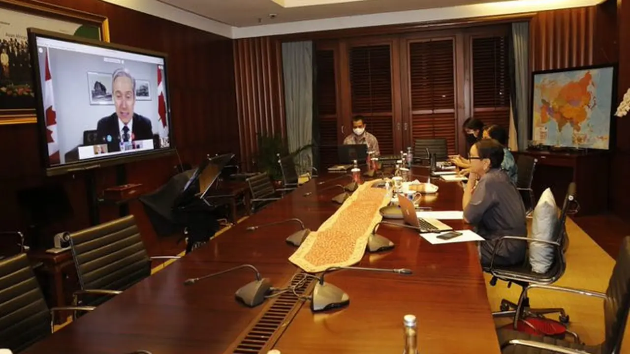 Menlu RI Retno L.P Marsudi mengikuti pertemuan Ministerial Coordination Group on COVID-19 (MCGC) dengan tema “The Importance of Vaccine Development to Fight COVID-19 Pandemic” pada 9 Juni 2020.