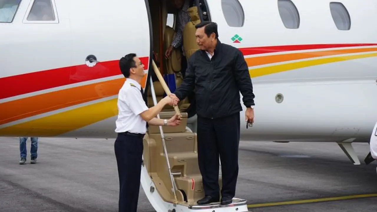 Menteri Koordinator Bidang Kemaritiman, Luhut Binsar Pandjaitan mendarat di Bandara Silangit, Sumatera Utara. Menteri Koordinator Bidang Kemaritiman, Luhut Binsar Pandjaitan mendarat di Bandara Silangit, Sumatera Utara. (Kemenko Kemaritiman)