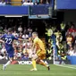 Gelandang Chelsea, Christian Pulisic, berusaha membobol gawang Sheffield United pada laga Premier League di Stadion Stamford Bridge, London, Sabtu (31/8). Kedua klub bermain imbang 2-2. (AP/John Walton)