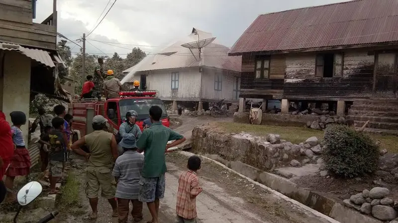 Aksi Bersih-Bersih Debu Vulkanik di Tengah Erupsi Gunung Sinabung