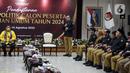 Ketua Komisi Pemilihan Umum (KPU) Hasyim Asy'ari (kanan) memberi sambutan saat Pendaftaran Partai Politik Calon Peserta Pemilu tahun 2024 di Gedung KPU, Jakarta, Rabu (10/8/2022). KPU menerima berkas dari 4 partai politik yang mendaftar sebagai calon peserta Pemilu 2024 di hari kesepuluh pendaftaran. (Liputan6.com/Faizal Fanani)
