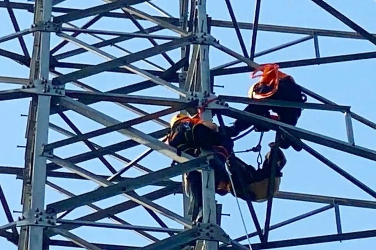 Petugas Basarnas Pekanbaru mengevakuasi orang dengan gangguan jiwa yang memanjat tower di Pekanbaru.