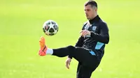 Gelandang Swiss Bayer Leverkusen bernomor punggung 34, Granit Xhaka, menghadiri sesi latihan di tempat latihan mereka di Leverkusen pada 10 Maret 2025, menjelang pertandingan Leg Kedua Liga Champions UEFA antara Bayer Leverkusen dan Bayern M&uuml;nchen. (Ina FASSBENDER/AFP)