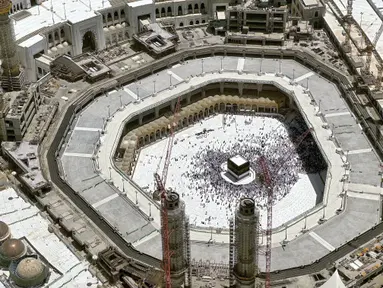Sebuah gambar pada 4 Juli 2022 menunjukkan pandangan umum Ka'bah (tengah) di Masjidil Haram, kota suci Mekah saat Arab Saudi menampung sekitar satu juta orang, termasuk 850.000 dari luar negeri, untuk ziarah haji. Ibadah haji tahunan dimulai minggu ini setelah dua tahun terakhir jumlah jemaah haji dikurangi secara drastis akibat pandemi COVID-19. (Rania SANJAR / AFP)
