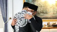 Agus Yudhoyono dan Ridwan Kamil berpelukan dalam suasana duka. (Foto: Dok. Instagram @agusyudhoyono)