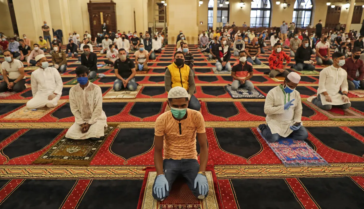 Umat muslim mengenakan masker dan menerapkan jaga jarak aman saat melaksanakan salat Idul Fitri di Masjid Mohammed al-Amin, Beirut, Lebanon, Minggu (24/5/2020). Idul Fitri tahun ini dirayakan umat muslim seluruh dunia di tengah pandemi virus corona COVID-19. (ANWAR AMRO/AFP)