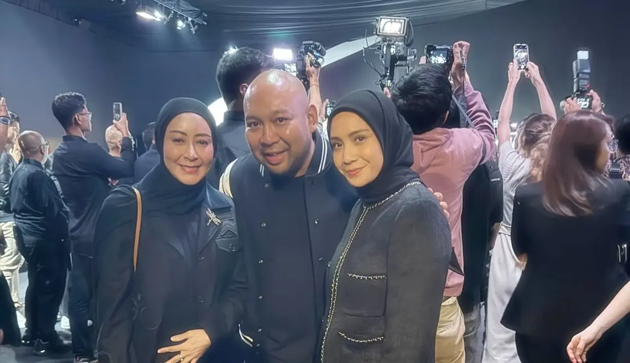 Nagita Slavina tampil cantik dengan atasan blazer hitam dengan celana panjang merah, serta hijab hitam polos yang serasi. [Foto: Instagram/raffinagita1717]