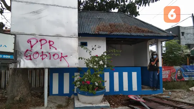 pos polisi dirusak demonstran di Palu