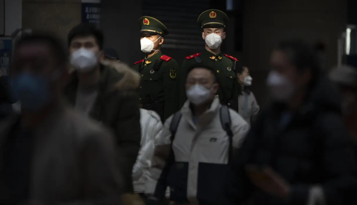 Polisi paramiliter China berjaga di Stasiun Kereta Api Barat Beijing di Beijing, Rabu, 18 Januari 2023. China pada Desember mencabut kebijakan "nol-COVID" yang ketat, melepaskan gelombang keinginan perjalanan yang terpendam, terutama di sekitar waktu terpenting China untuk pertemuan keluarga, yang disebut di China sebagai Festival Musim Semi, yang mungkin satu-satunya waktu di satu tahun ketika pekerja perkotaan kembali ke kampung halaman mereka. (AP Photo/Mark Schiefelbein)