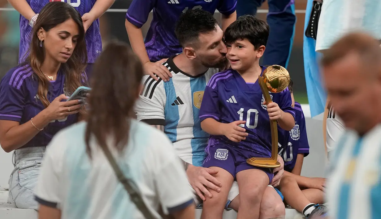 Pemain Argentina Lionel Messi mencium anaknya setelah mengalahkan Prancis pada pertandingan sepak bola final Piala Dunia 2022 di Stadion Lusail, Lusail, Qatar, 18 Desember 2022. Argentina menang 4-2 atas Prancis melalui drama adu penalti setelah pertandingan berakhir imbang 3-3. (AP Photo/Martin Meissner)