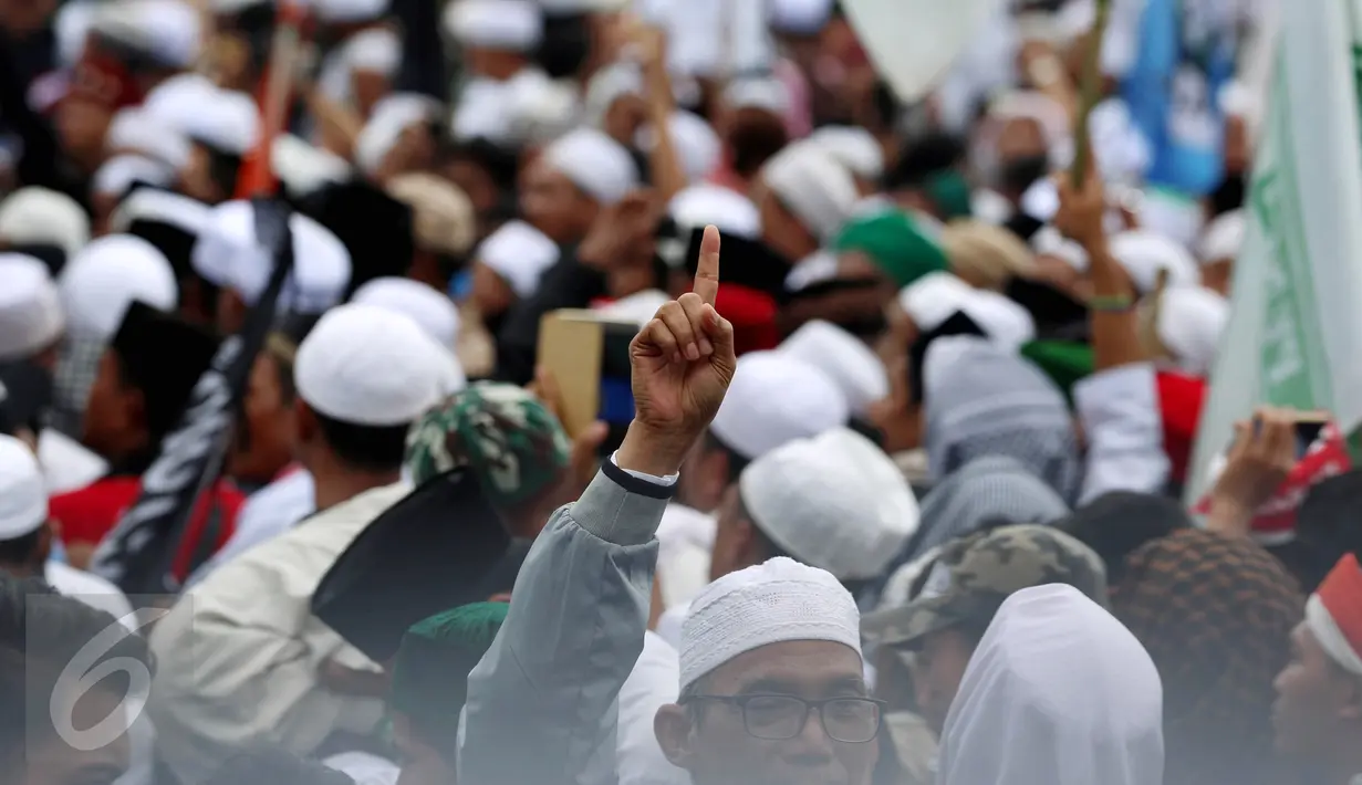 Seorang pria saat mengikuti aksi damai 212 jilid 2 di depan Gedung Dewan Perwakilan Rakyat, Senayan, Jakarta, Selasa (21/2). Dalam aksi tersebut mereka meminta DPR untuk melaksanakan ketentuan yang berlaku dalam undang-undang. (Liputan6.com/JohanTallo)