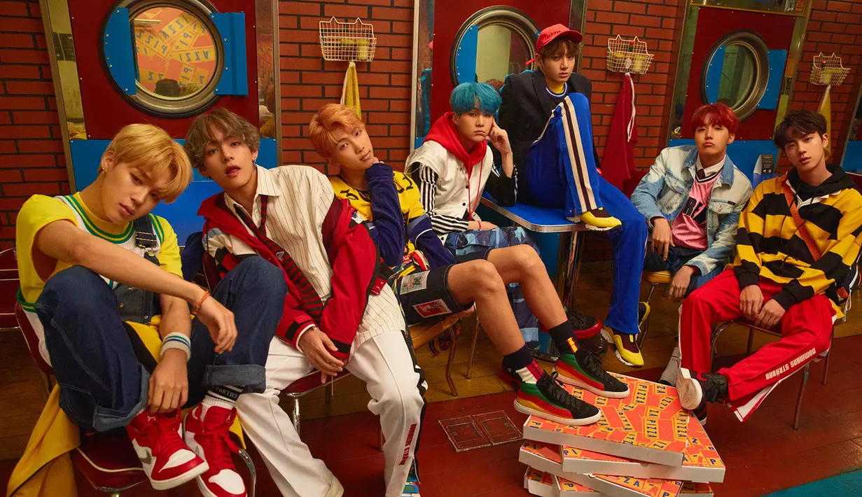 Menariknya angka itu merupakan angka pre order di Korea saja, belum termasuk dari luar negeri. BTS pun memecahkan rekor yang mereka cetak sendiri pada tahun lalu. (Foto: koreaboo.com)