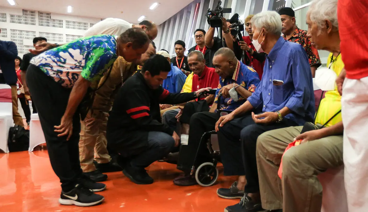 Ketua Umum PSSI, Erick Thohir memberikan bantuan untuk para legenda Timnas Indonesia dan mantan wasit Indonesia saat acara menyambut Hari Ulang Tahun PSSI ke-93 di Selasar VIP Barat Stadion Utama Gelora Bung Karno (SUGBK), Senayan, Jakarta, Jumat (14/04/2023). (Bola.com/Bagaskara Lazuardi)
