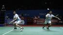 Ganda putra Indonesia, Fajar Alfian/Muhammad Rian Ardianto, mengembalikan kok saat melawan ganda China, Huang Kai Xiang/Liu Cheng, pada Indonesia Open 2019 di Istora Senayan, Rabu (17/7). Fajar/Rian menang 18-21, 21-14, 21-16. (Bola.com/Yoppy Renato)