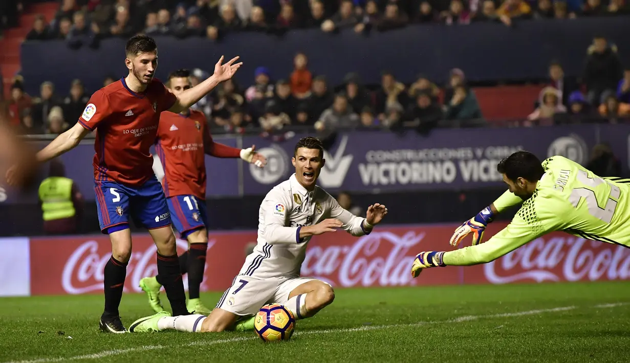 Cristiano Ronaldo (tengah) mencatatkan namanya pada papan skor setelah mencetak satu gol ke gawang Osasuna pada lanjutan La Liga Spanyol di El Sadar stadium, Pamplona, (11/2/2017). Madrid menang 3-1. (AP/Alvaro Barrientos)