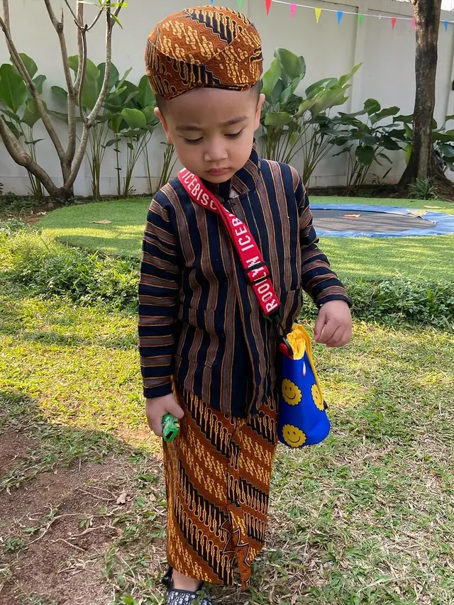 5 Potret Rayyanza Anak Raffi-Nagita Slavina Bergaya ala Mas-mas Jawa Rayakan HUT ke-79 RI , Pakai Lurik dan Sandal Dior Rp7 Jutaan