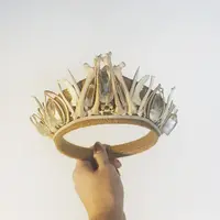 Mahkota kristal yang dibuat mewah ini memiliki wujud elegan serta glamour. (via: Instagram/@loschydesigns)