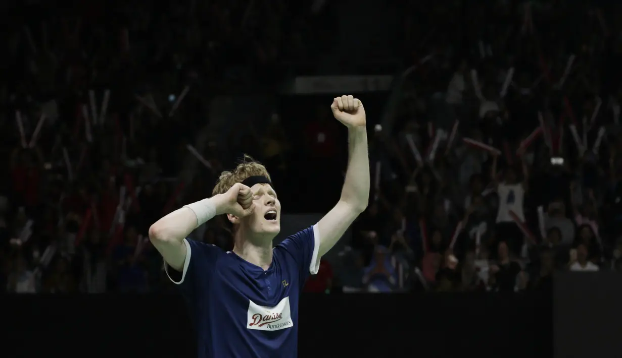 Pebulutangkis Denmark, Anders Antonsen, melakukan selebrasi usai mengalahkan wakil Jepang, Kento Momota, pada laga Indonesia Masters 2019 di Istora, Jakarta, Minggu (27/1). Antonsen menang 21-16, 14-21, 21-16. (Bola.com/M Iqbal Ichsan)