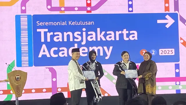 Penjabat (Pj) Gubernur DKI Jakarta, Teguh Setyabudi, menghadiri acara seremonial kelulusan siswa-siswi dari Transjakarta Akademi angkatan pertama yang diselenggarakan pada Jumat (7/02/2025).