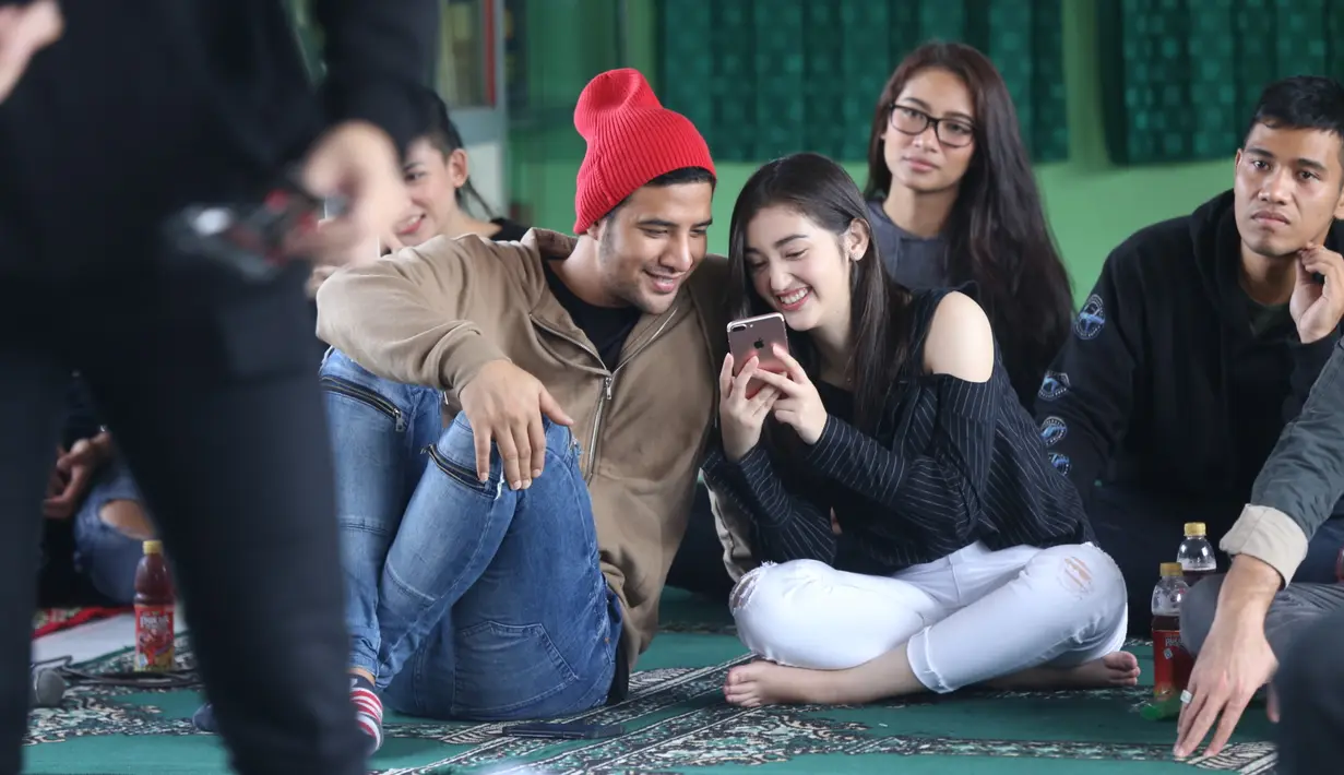 Ia dan para pemain sinetron yang tayang pada sore hari itu pun mengunjungi Yayasan Yatim Piatu Bamadita Rahman, Cipayung, Jakarta Timur, Jumat (16/2/2018). (Nurwahyunan/Bintang.com)