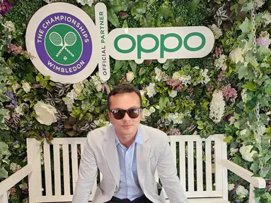 Nicholas Saputra kembali hebohkan jagad maya. Menonton kompetisi tenis bergengsi Wimbledon di London, penampilan Nicholas Saputra sukses bikin histeris penggemarnya. (FOTO: twitter.com/nicsap)