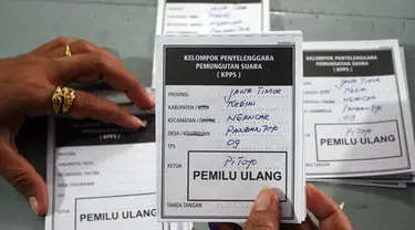 Untuk melengkapi bukti atas gugatan Pasangan Prabowo-Hatta KPUD diberbagai daerah akhirnya membuka kotak suara.