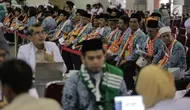 Calon jemaah haji kloter pertama mengantre saat melakukan kelengkapan administrasi di Asrama Haji, Jakarta, Sabtu (6/7/2019). Pengecekan kelengkapan administrasi berupa cek kesehatan, foto biometrik dan sidik jari untuk keperluan imigrasi di embarkasi. (Liputan6.com/Faizal Fanani)