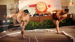 Sebelum pertandingan, pegulat Sumo menjalani ritual mengangkat kaki ke udara. Ritual ini dipercaya dapat mengusir hawa negatif. (Liputan6.com/Helmi Fithriansyah)