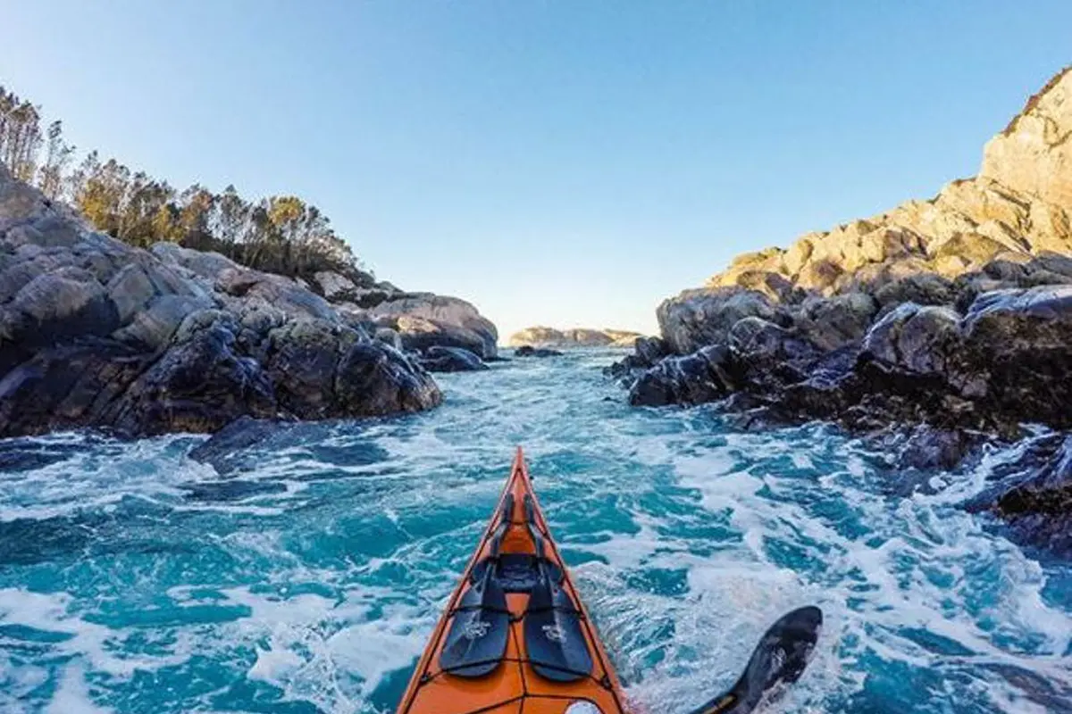 Serunya Mengayuh Kayak dengan Kukungan Tebing Batu di Norwegia