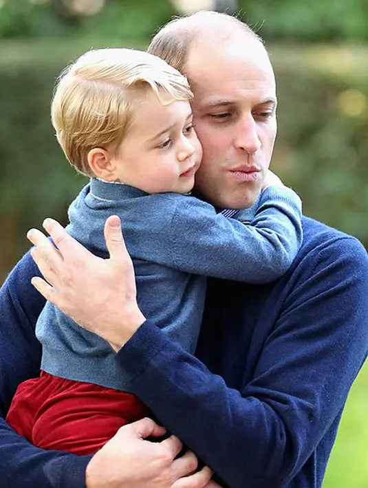 Tiba di Kanada, keluarga pangeran William dan Kate Middleton menggunakan pakaian dengan warna senada, yaitu biru. (doc.people.com)