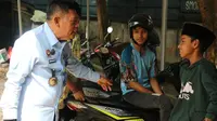 Kepala Kanwil Kemenkumham Riau berbincang dengan pengungsi Rohingya di Pekanbaru. (Liputan6.com/M Syukur)
