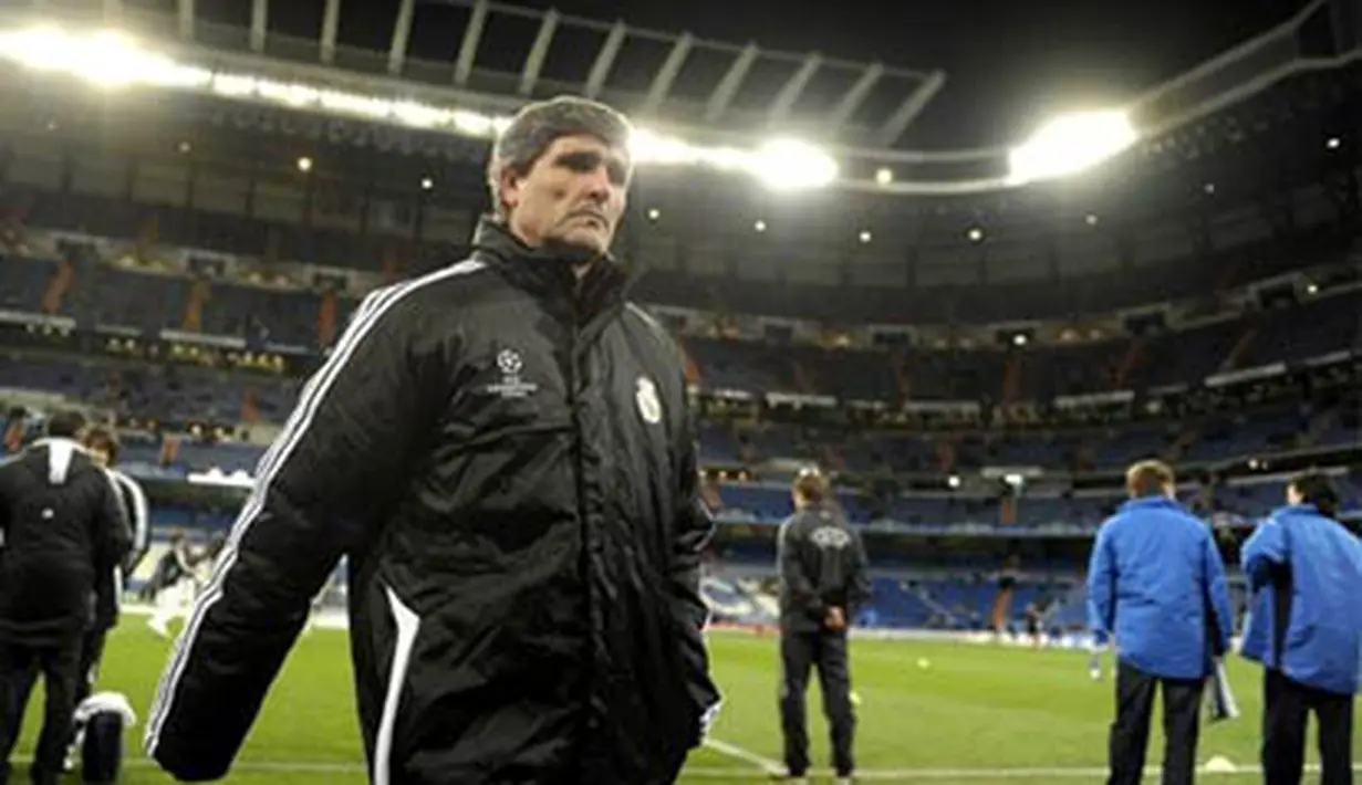 Real Madrid&acute;s Juande Ramos walks before their Champions League match Group H against Zenith San Petersburg at Santiago Bernabeu in Madrid, on December 10, 2008. AFP PHOTO/Pedro ARMESTRE