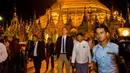 Menteri Luar Negeri Inggris, Jeremy Hunt mengunjungi Pagoda Shwedagon di Yangon, Myanmar. Rabu (19/9). Hunt tiba di Myanmar untuk mengunjungi pusat krisis Rohingya dan menemui pemimpin de facto Aung San Suu Kyi. (AP/ Ye Aung Thu)