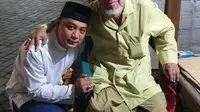 Calon Walikota Surabaya Eri Cahyadi saat bertemu pengasuh Pondok  Pesantren Nurul Cholil Bangkalan, KH Zubair Munthasor. (Musthofa Aldo/Untuk liputan6.com).