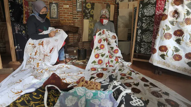 Pembatik di Kampung Batik Cibuluh Bertahan di Tengah Pandemi-