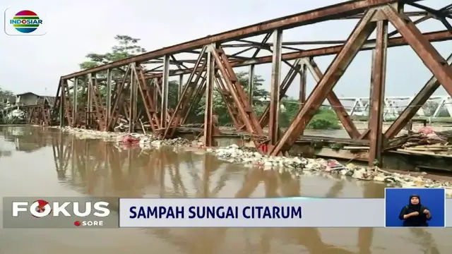 Sampah mengengendap di Sungai Citarum, warga berharap pemerintah Kabupaten Bandung segera mengeruk dasar sungai.