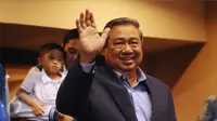 Ketua Umum Partai Demokrat, Susilo Bambang Yudhoyono melambaikan tangan jelang membuka Kejuaraan Karate se Asia Tenggara di Jakarta, Kamis (25/2/2016). 1418 karateka dari seluruh Indonesia ikut dalam kejuaraan ini. (Liputan6.com/Helmi Fithriansyah)