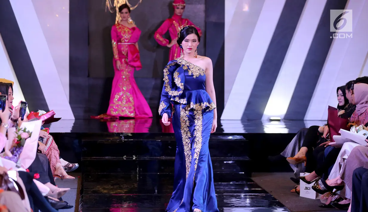 Model membawakan busana pada acara Palembang Fashion Week (PFW) 2019 di Palembang Icon, Sumsel, Minggu (10/3). Pagelaran PFW yang digelar ke enam kalinya memiliki dampak pada pertumbuhan pengunjung dan penjualan yang meningkat. (Liputan6.com/Fery Pradolo)