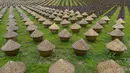 Foto dari udara bejana-bejana yang digunakan untuk proses pengeringan kecap di bawah terik matahari di Daqiao, sebuah kota di Wilayah Hejiang, Provinsi Sichuan, China, 28 September 2020. Teknik itu telah terdaftar sebagai warisan budaya takbenda tingkat provinsi dari Sichuan. (Xinhua/Jiang Hongjing)