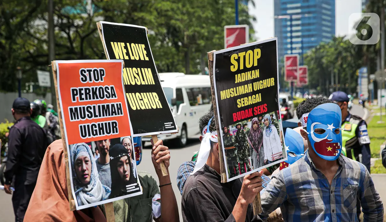 Massa Aliansi Mahasiswa Islam berunjuk rasa di depan Kantor Kedutaan Besar Republik Rakyat China, Jakarta, Kamis (25/3/2021). Massa menuntut pemerintah China lewat kedutaan besarnya di Indonesia segera menghentikan penyiksaan, penyanderaan, dan pemerkosaan muslim Uighur. (Liputan6.com/Faizal Fanani)