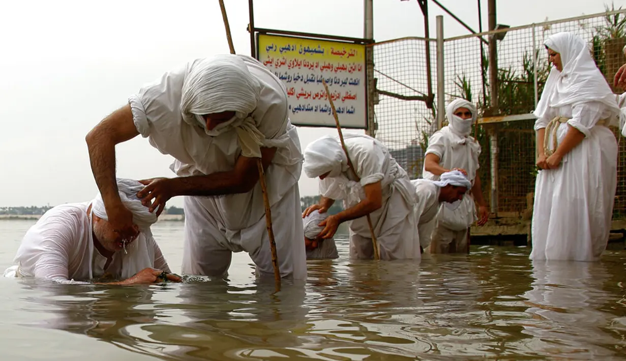 Pengikut agama Sabean Mandaean melakukan ritual di Sungai Tigris saat perayaan Banja atau Pesta Kreasi, Baghdad, Irak, Senin (15/3/2021). Pengikut Sabean Mandaean memandang Yohanes Pembaptis sebagai nabi utamanya. (AP Photo/Hadi Mizban)