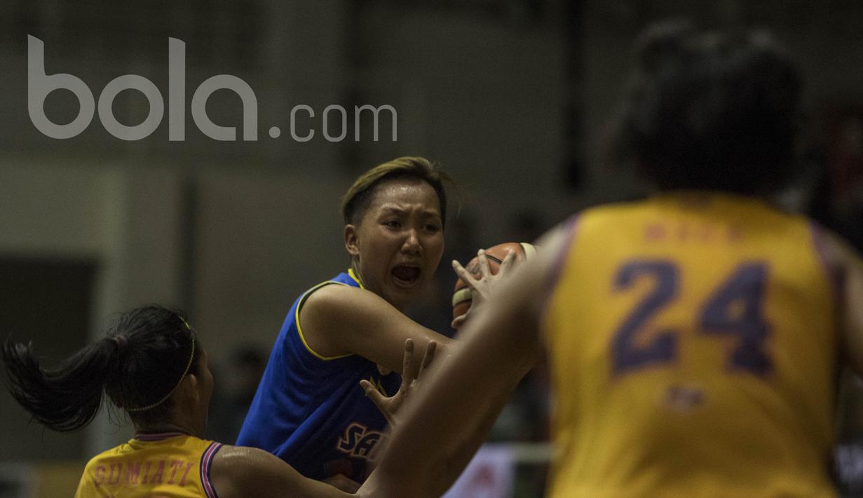 Pebasket Sahabat Semarang, Natasha Debby, berusaha melewati pebasket Surabaya Fever pada final Sahabat Cup 2017 di GOR Sahabat, Semarang, Sabtu (22/4/2017). Sahabat kalah 61-71 dari Fever. (Bola.com/Vitalis Yogi Trisna)