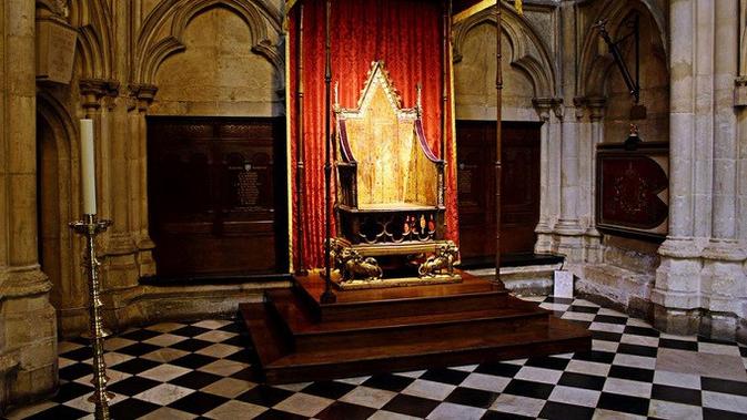 <p>Stone of Scone ditempatkan di bawah kursi penobatan dalam setiap upacara penobatan Kerajaan Inggris sejak tahun 1908. (Dok. Twitter/@wabbey)</p>