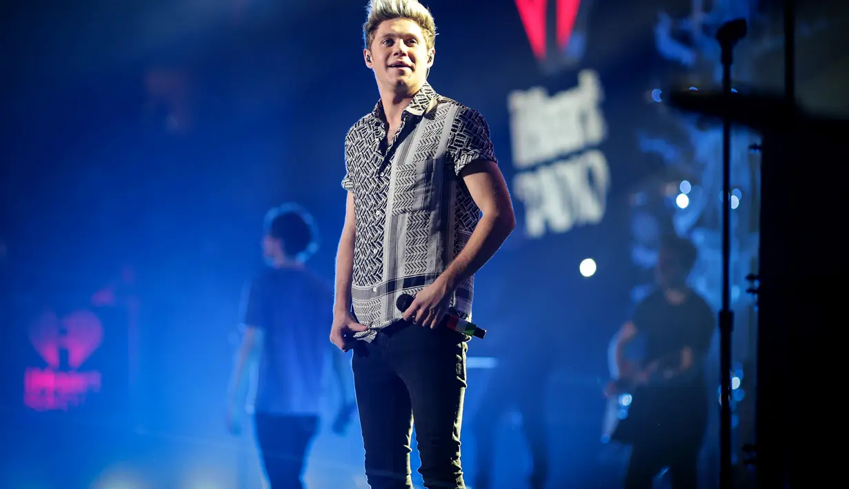 Awal mula cerita, penggemar tersebut duduk di sebelah Niall saat berada di pesawat dari London. Penggemar tersebut meminta foto selfie namun Niall menolak karena sedang sakit. (AFP/ CHRISTOPHER POLK / GETTY IMAGES NORTH AMERICA)