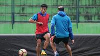 Ahmad Bustomi, gelandang Arema. (Bola.com/Iwan Setiawan)