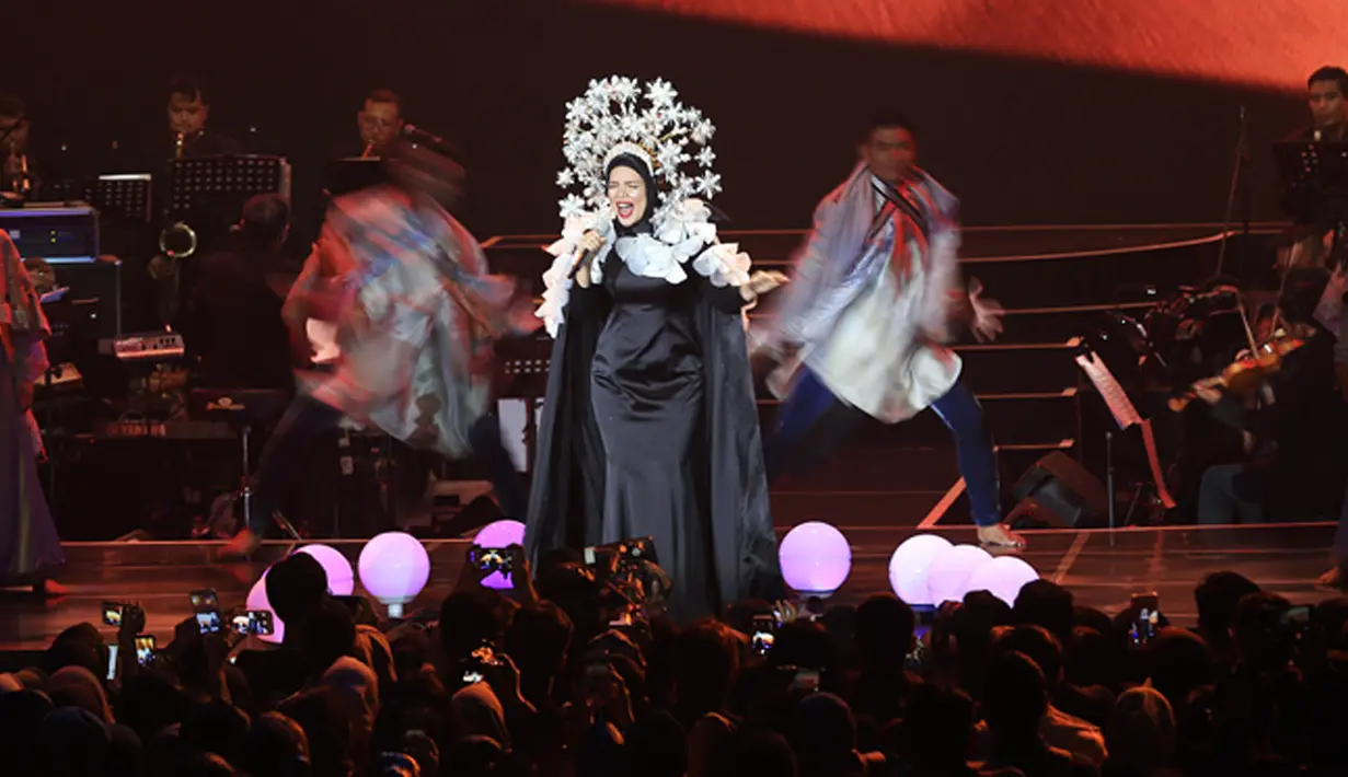 Di Konser Ayat-Ayat Cinta in Concert di Jakarta Convention Center, Senayan, Rabu (20/12/2017), Dewi Sandra kembali memamerkan suara emasnya. Hebatnya, ia satu panggung dengan para diva Indonesia lainnya. (Deki Prayoga/Bintang.com)