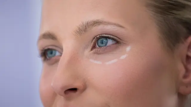 Penggunaan Eye Cream yang Terlalu Dekat dengan Mata (Freepik)