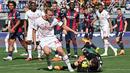 Pemain AC Milan, Tommaso Pobega (tengah kiri) berusaha mencetak gol ke gawang Bologna yang dijaga Lukasz Skorupski pada laga lanjutan Liga Italia 2022/2023 di Renato-Dall'Ara Stadium, Bologna, Minggu (16/04/2023) WIB. Laga berakhir dengan skor imbang 1-1. (AFP/Alberto Pizzoli)
