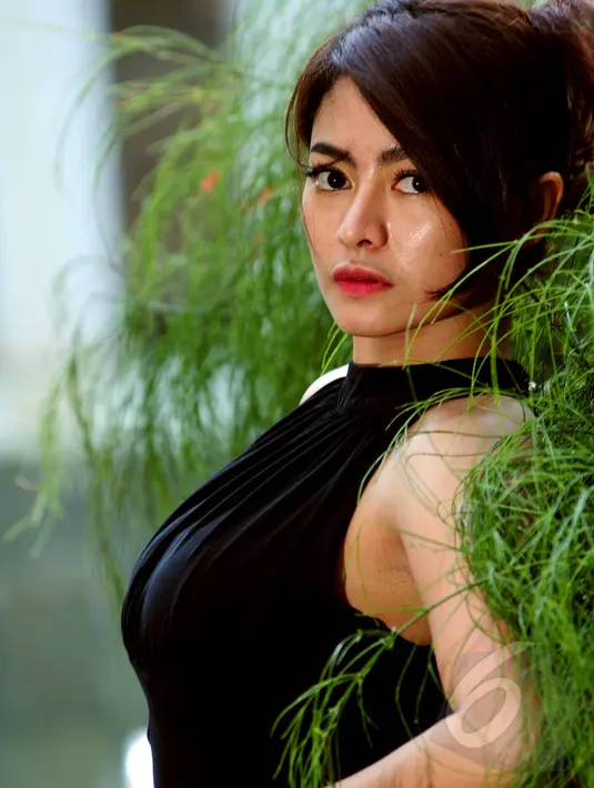 Artis seksi Vitalia Sesha seusai berbincang dengan Liputan6.com di apartemennya di kawasan Tebet, Jakarta, Minggu (24/5/2015). (Liputan6.com/Faisal R Syam)