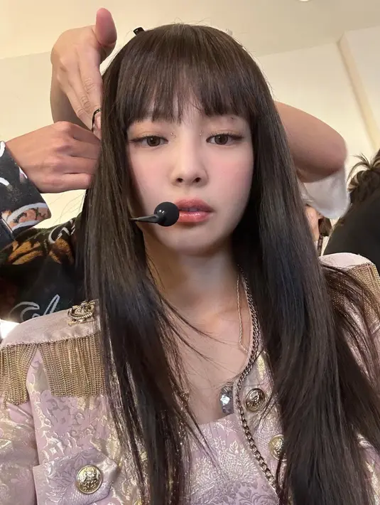 Potret Jennie saat persiapan di belakang panggung. Melalui postingan Instagramnya, personel Blackpink tersebut mengatakan bahwa ia memakai poni palsu saat tampil di Houston, Texas. (Instagram/@jennierubyjane)